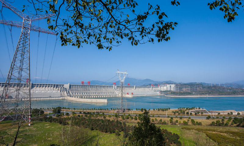 圖為2021年1月1日拍攝的三峽工程及三峽電站外送輸電線路。新華社發(fā)（向紅梅 攝）