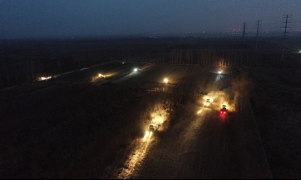 圖為中國鐵建建設者連夜施工。
