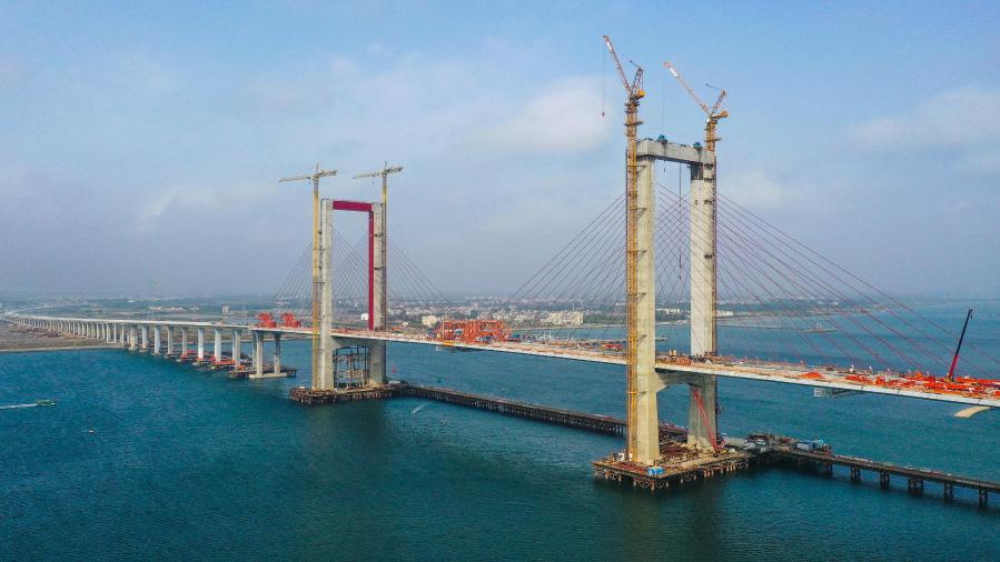 圖為1月25日，成功合龍的湛江調順跨海大橋。（新華社記者 劉大偉 攝）