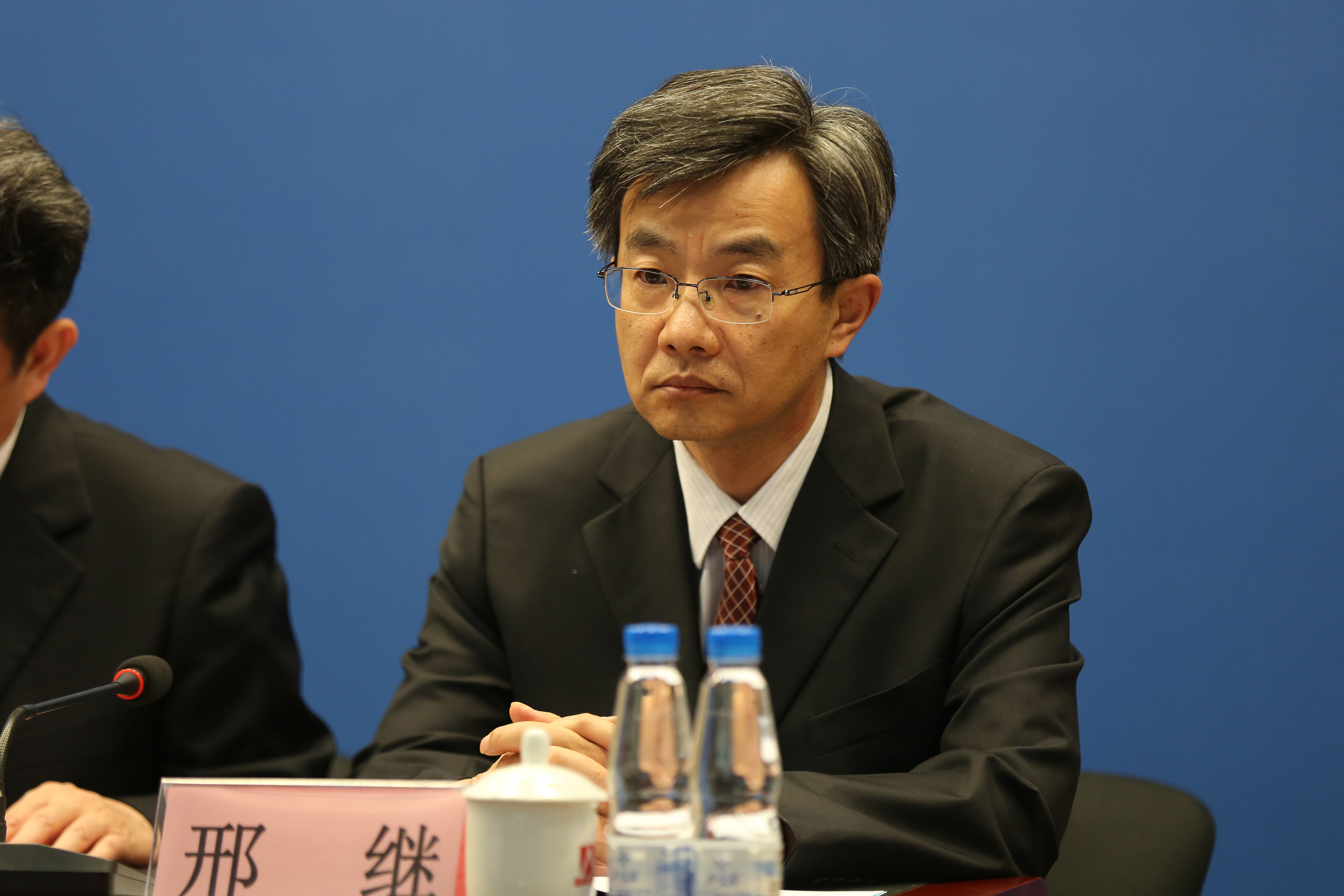 中國核工業集團公司“華龍一號”總設計師邢繼出席發布會介紹有關情況。