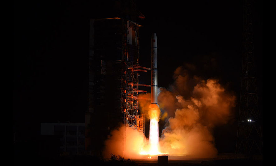 11月25日2時10分，我國在西昌衛星發射中心用長征二號丙運載火箭，成功將遙感三十號02組衛星發射升空，衛星進入預定軌道，發射任務獲得圓滿成功。（楊中州 攝）