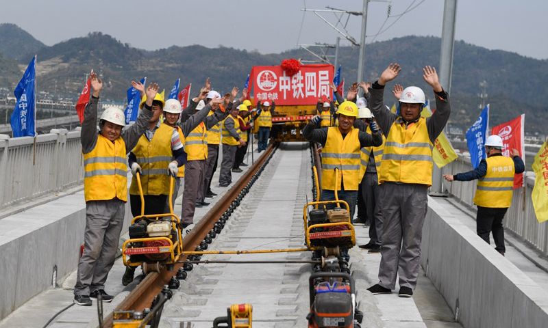 3月12日，完成鋪軌作業的中鐵四局施工技術人員慶祝杭黃鐵路鋪軌全線貫通。（新華社記者 黃宗治 攝）