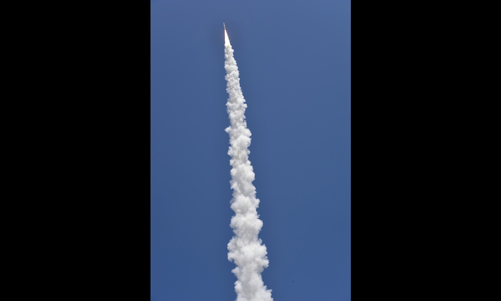 4月26日12時42分，我國在酒泉衛星發射中心用長征十一號固體運載火箭，采用“一箭五星”的方式成功將“珠海一號”02組衛星發射升空，衛星進入預定軌道。新華社發（汪江波 攝）