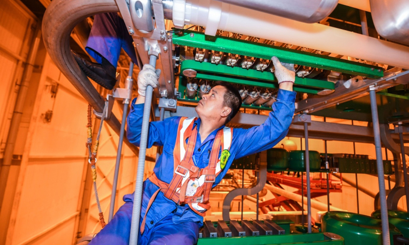 從5月初開始，“西電入浙”大動脈——四川溪洛渡左岸-浙江金華±800千伏特高壓直流輸電工程啟動年度綜合檢修。來自國網浙江省送變電工程公司等20多家參檢單位的600余名技術人員將完成金華換流站內設備綜合檢修和浙江境內的257基鐵塔、142公里輸電線路隱患排查及已知缺陷消除。（新華社記者 徐昱 攝）