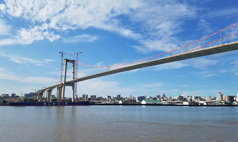 在施工過程中，中國交建項目團隊克服當地氣候多變、資源緊缺、道路不便等難題，超前策劃、倒排工期、精心施工，提前5天確保主橋鋼橋面鋪裝完工，為大橋如期通車打下堅實基礎。大橋建成后將成為馬普托市標志性建筑，對莫桑比克乃至整個南部非洲地區的經濟發展將發揮重要作用。