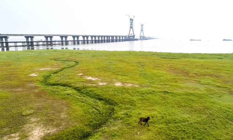這是5月21日無人機拍攝的建設中的鄱陽湖二橋。新華社發（傅建斌 攝）