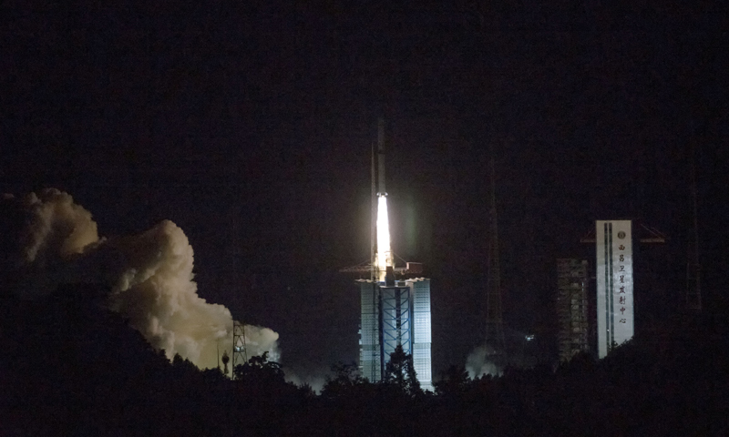 2018年5月21日5時28分，我國在西昌衛星發射中心用長征四號丙運載火箭，成功將探月工程嫦娥四號任務“鵲橋”號中繼星發射升空。這是世界首顆運行于地月拉格朗日L2點（簡稱地月L2點）的通信衛星，將為2018年底擇機實施的嫦娥四號月球背面軟著陸探測任務提供地月間的中繼通信。（新華社記者 才揚 攝）
