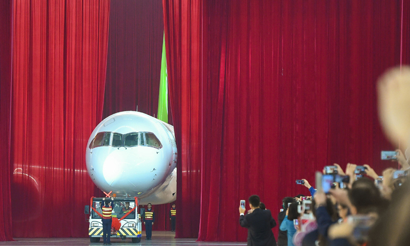 我國自主研制的C919大型客機首架機，在中國商飛公司總裝制造中心浦東基地廠房內正式下線（2015年11月2日攝）。新華社發（裴鑫 攝）
