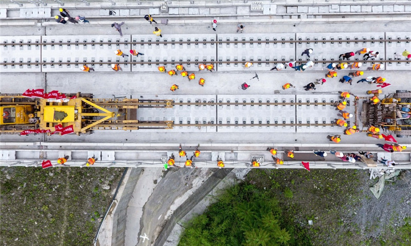 5月30日，中鐵四局的建設(shè)者在四川省宜賓市興文縣境內(nèi)進(jìn)行鋪軌作業(yè)。（新華社記者 薛玉斌 攝）