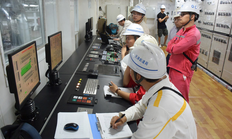 6月7日，“天鯤號”集控室工作人員在調試設備。（新華社記者 毛振華 攝）