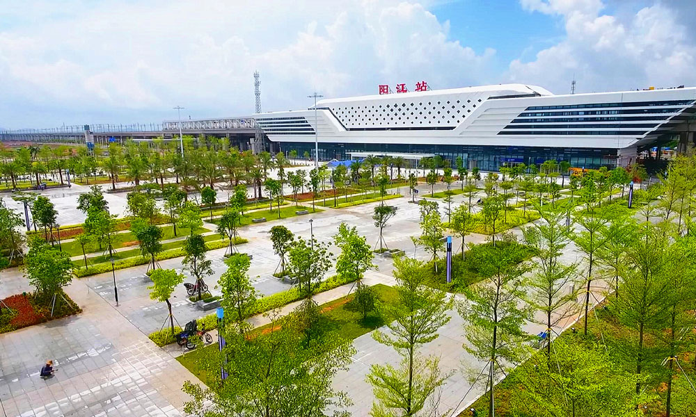 湛高鐵是我國“八縱八橫”高快速鐵路網的“第一縱”沿海通道的重要組成部分，東起江門新會站，西至湛江西站，全長357公里，設計時速200公里，全線設13個客運站。建成通車后，廣州至湛江的鐵路運行時間將由8個小時縮短至3個小時。圖為2中鐵建設集團南方公司承建的江湛鐵路陽江站。