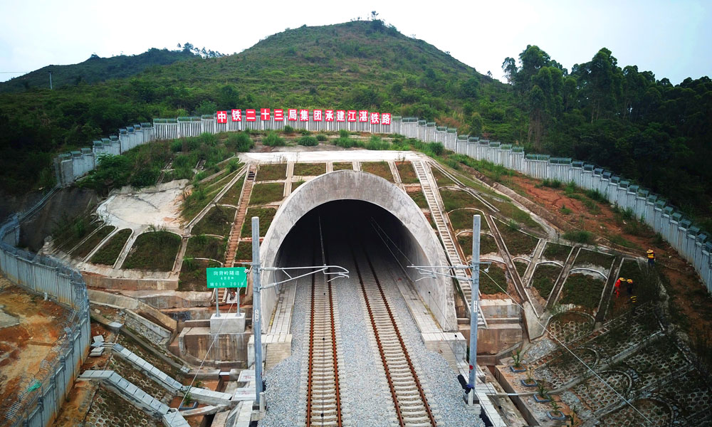 中鐵二十三局承建的崗背嶺隧道。（馬鵬飛 攝）