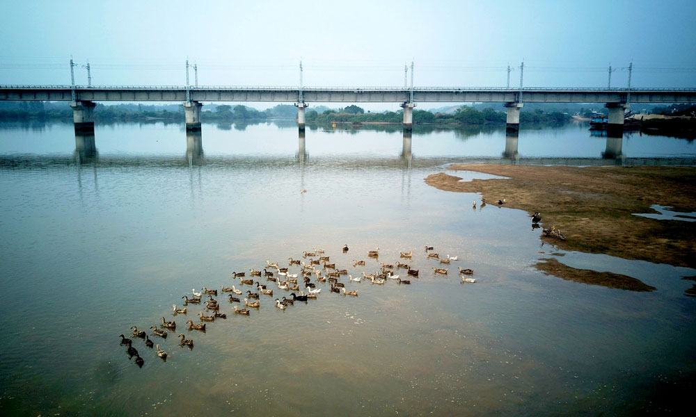 中鐵二十三局承建的江湛鐵路豐頭河大橋。（馬鵬飛 攝）
