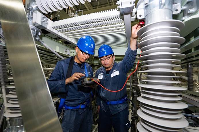 東莞供電局的工程建設(shè)人員在開展設(shè)備的驗收及檢查工作。顧萱 攝