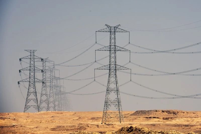 ▲穿越戈壁的EETC500千伏輸電線路.jpg
