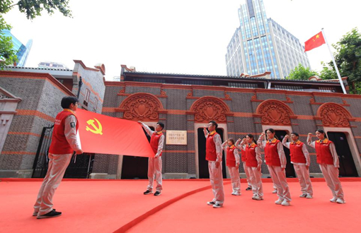 永遠跟黨走 奮進新征程</p>
<p>把偉大建黨精神繼承下去發(fā)揚光大