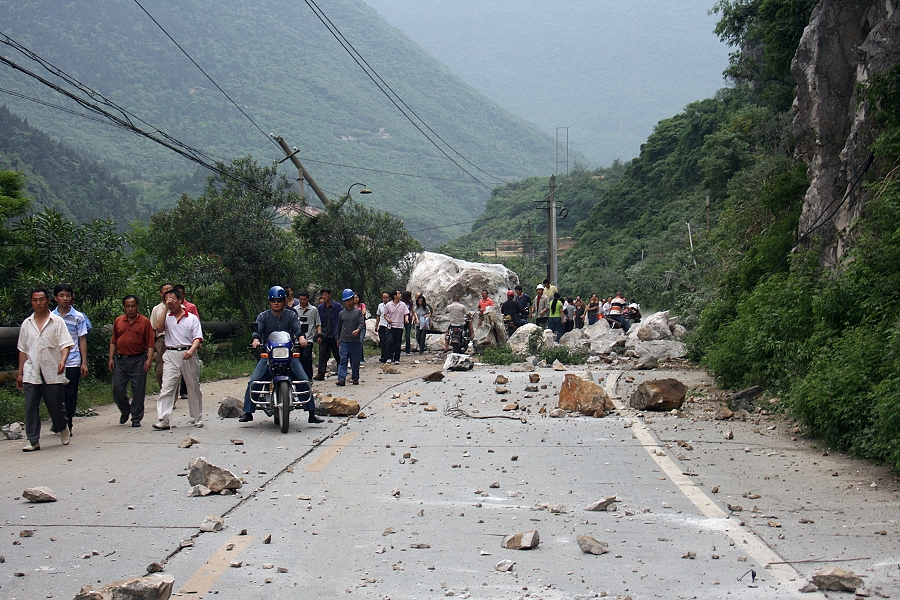 汶川特大地震造成攀長特廠區房屋垮塌4棟，毀損976棟，圍墻垮塌3100米，機器設備毀損1369臺（套）；水電氣、通訊全部中斷，公輔設施遭受嚴重破壞，廠房基礎、機器設備不同程度的位移、下沉，生產經營全面停頓。圖為5·12地震發生后，攀長鋼三生產區廠區公路一片狼藉，交通受阻。 