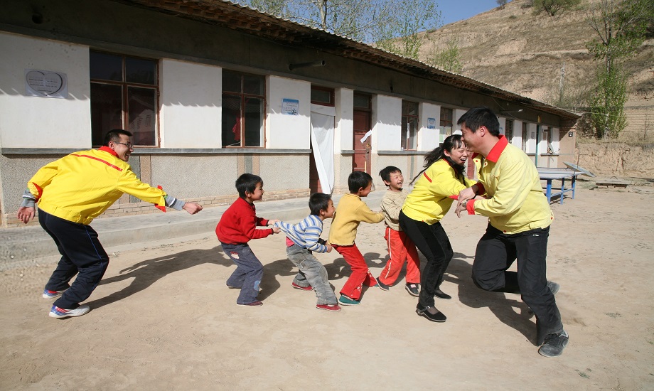 2013年以來，中國石油甘肅銷售公司自發組織的團員青年愛心團隊，每年都會來到定西市安定區紅川小學，夏送衣物文具，冬送煤炭書籍，給孩子們輔導作業，陪他們做游戲，把石油人的關愛與溫情留在孩子們心中。